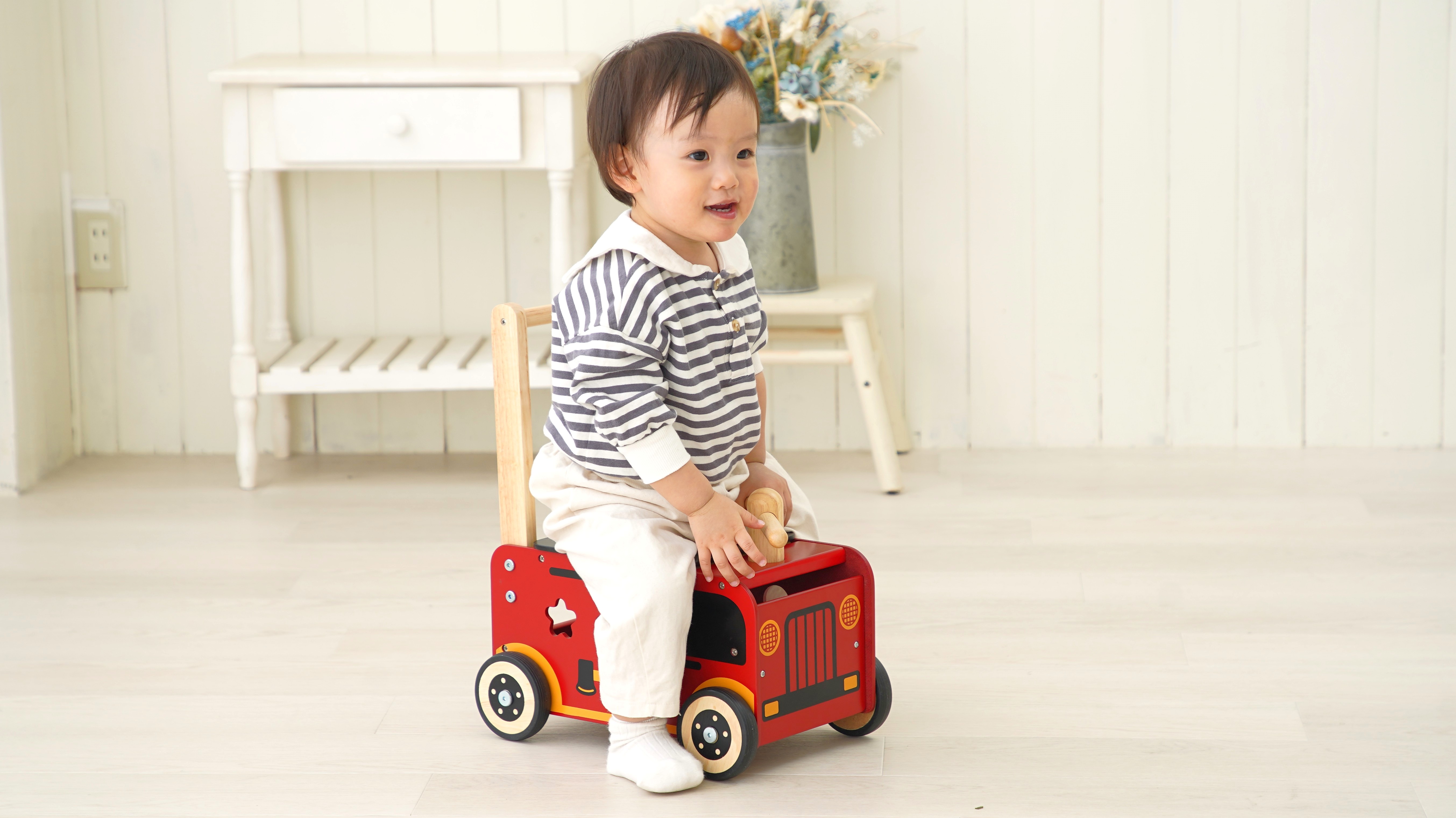 乗れる車のおもちゃ 手押し車 ウォーカー&ライド 消防車