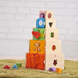 2歳の木のおもちゃランキング2位の多機能な指先知育が楽しめる木のおもちゃ「トレーニングキューブ」