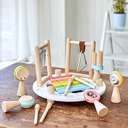 1歳の木のおもちゃランキング3位の3種類の音遊びが楽しめる「メロディーゴーラウンド（ソフトカラー）」