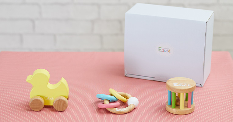 出産祝いにぴったり赤ちゃんに安心・安全な木のおもちゃ