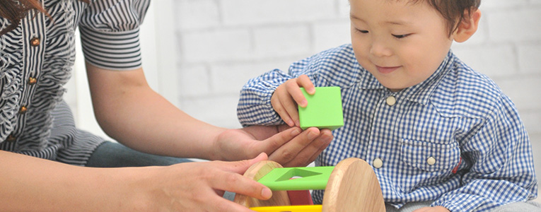 0歳の積み木遊び