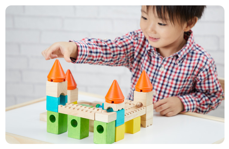 積み木（つみき）で遊ぶ子ども