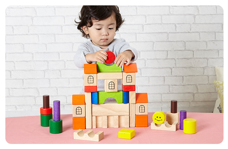 真剣に積み木（つみき）で遊ぶ2歳ごろの赤ちゃん