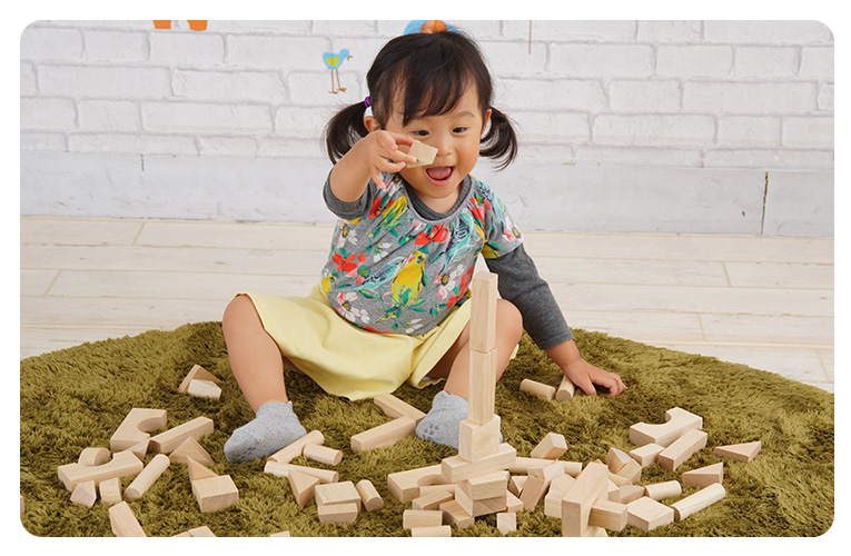 積み木（つみき）を崩して遊ぶ子ども