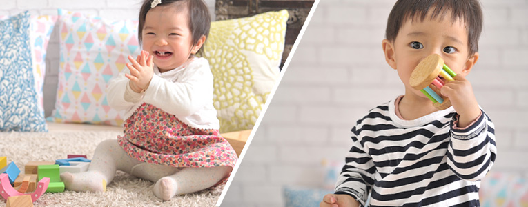 0歳の木のおもちゃで遊ぶ赤ちゃん