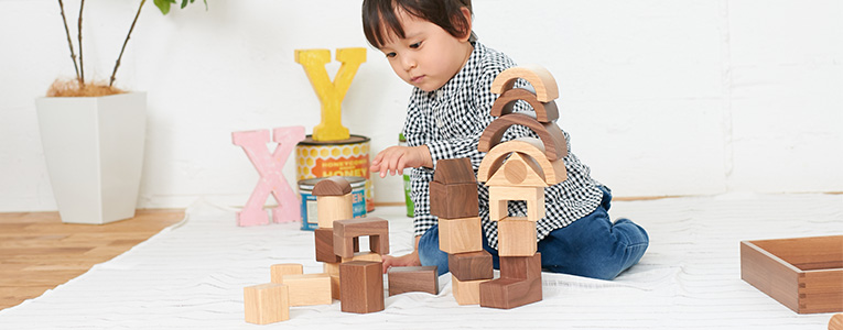 木のおもちゃで遊ぶ1歳の赤ちゃん