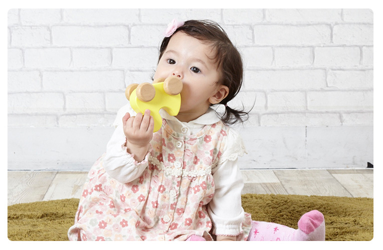 赤ちゃんに舐めても安全な塗料を使用しているので安心・安全