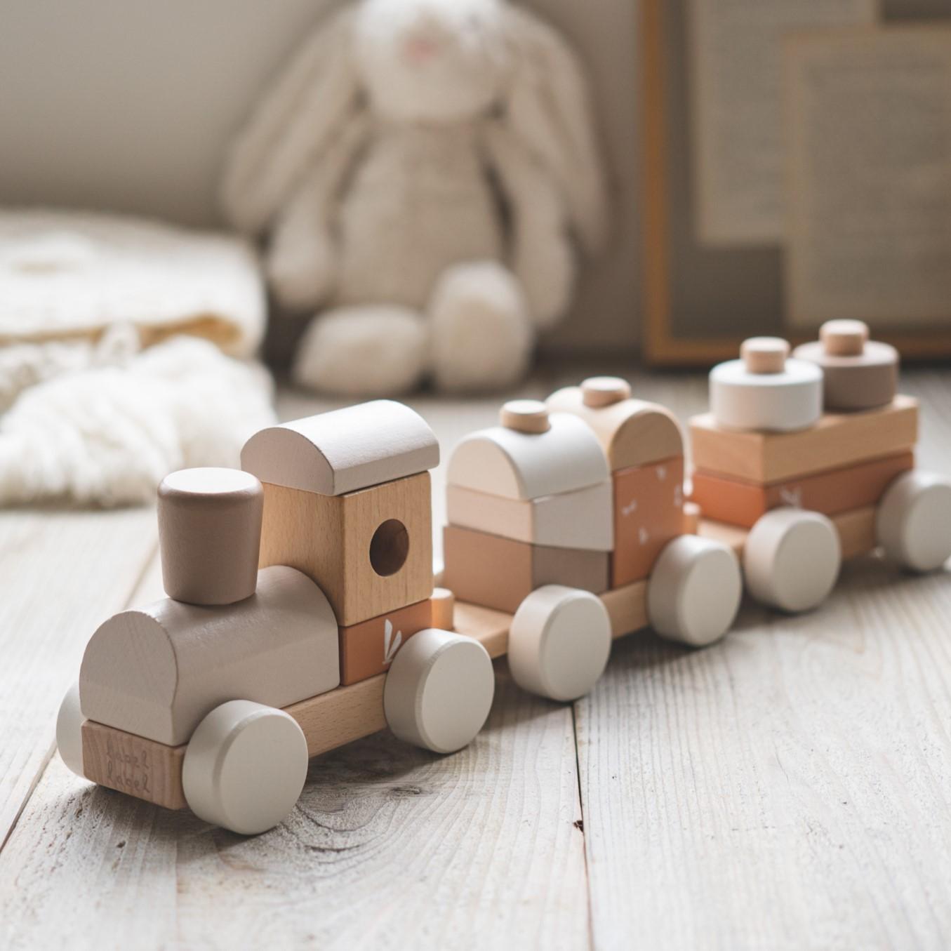 木の温かみとおしゃれなラテカラートレイン｜1歳半プレゼント